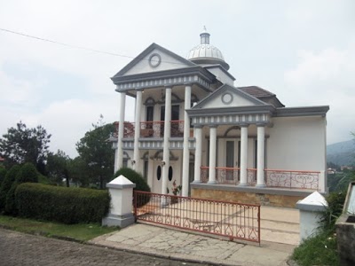 Villa Istana Bunga, Parompong, Indonesia